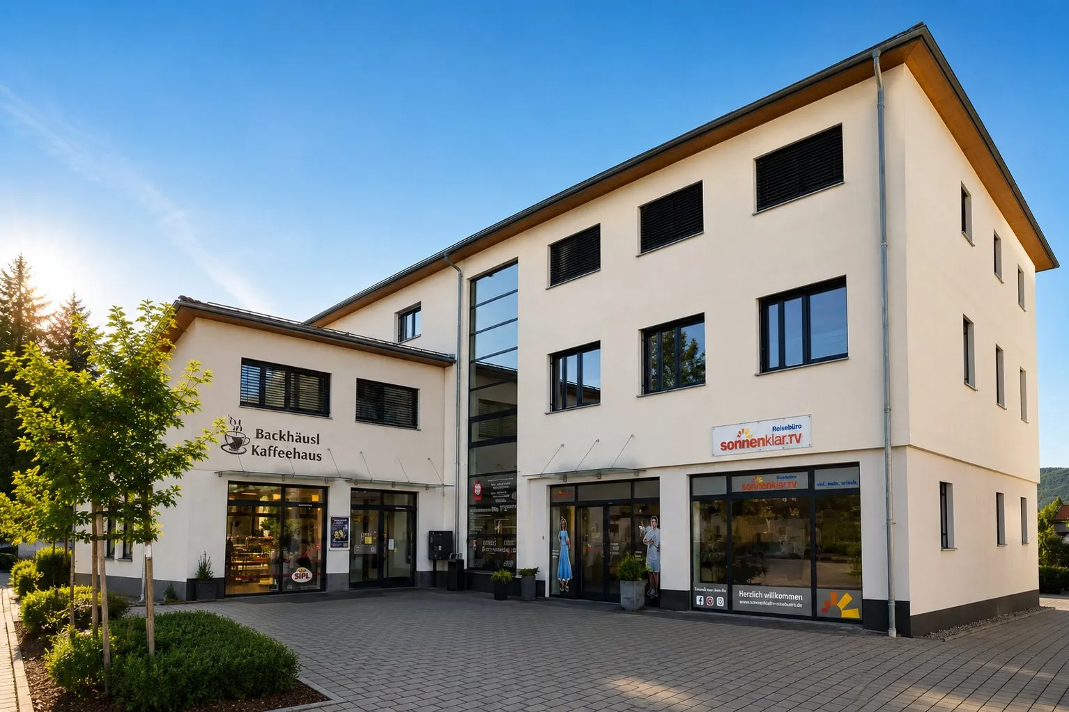 Das Gebäude der Praxis von außen, mit Eingang im Erdgeschoss